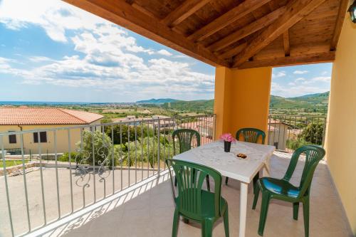 un tavolo e sedie su un balcone con vista di Corte di Gallura a Budoni