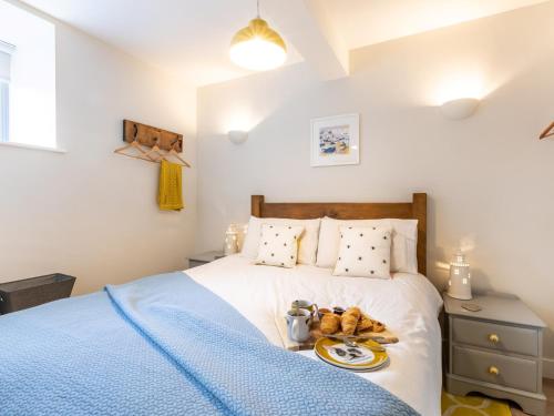 Postel nebo postele na pokoji v ubytování 1 Bed in Charlestown 42194