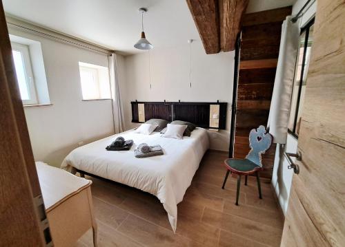 a bedroom with a bed and a chair in it at Appartement 2 pièces, La tannerie in Wissembourg