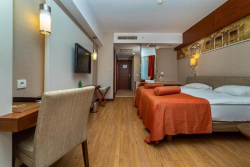 Katil atau katil-katil dalam bilik di Commodore Elite Suites & Spa -Adult Only-Ultra All Inclusive