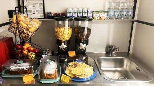 un bancone da cucina con due frullatori e un lavello di Le Stanze del Capitano Caldora a L'Aquila