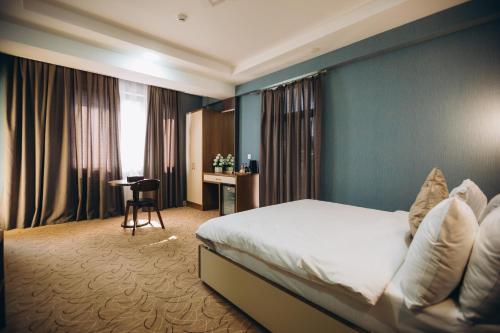 Ένα ή περισσότερα κρεβάτια σε δωμάτιο στο Royal Meridien Hotel