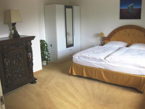 Un dormitorio con una cama y una cómoda. en Ferienwohnung Marie, en Feldberg