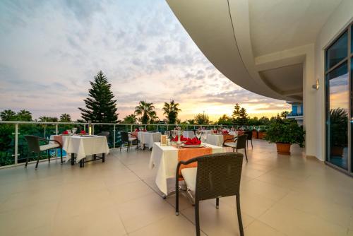 Balkoni atau teres di Commodore Elite Suites & Spa -Adult Only-Ultra All Inclusive