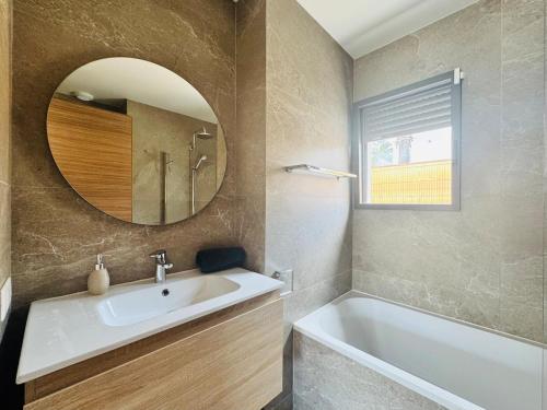 Koupelna v ubytování VILLA JAVA - Piscine Terrasse 8 minutes des Plages