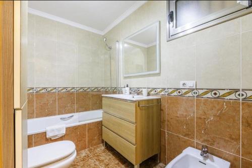 ein Badezimmer mit Waschbecken, Toilette und Spiegel in der Unterkunft Azucarera 2 Room- HOME RENT MALAGA in Torre del Mar
