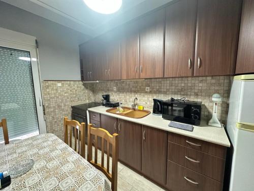 Dapur atau dapur kecil di Διαμέρισμα 4 dimos