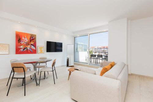 un salon avec un canapé et une table dans l'établissement Elegant 3P proche Croisette, à Cannes