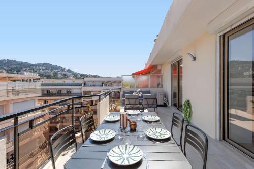 un patio avec tables et chaises sur un balcon dans l'établissement Elegant 3P proche Croisette, à Cannes