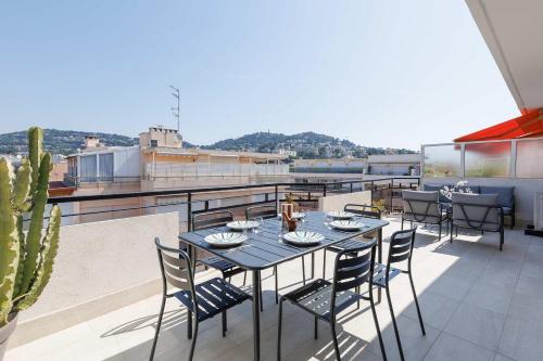d'une table à manger et de chaises sur un balcon. dans l'établissement Elegant 3P proche Croisette, à Cannes