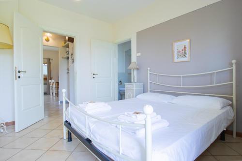 Katil atau katil-katil dalam bilik di Breathtaking lake view, pool - Fonte alle fate