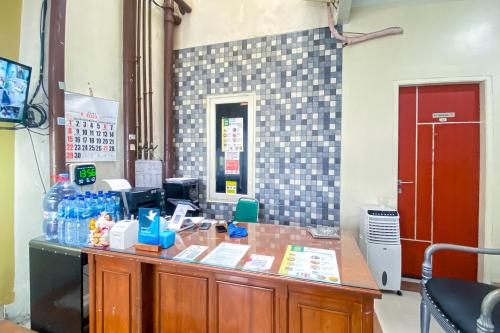 a counter in a room with a tile wall at Tebet Utara RedPartner in Jakarta
