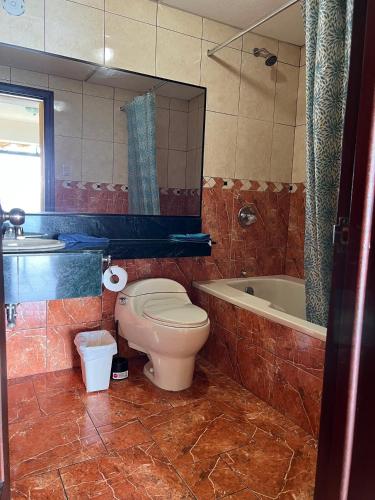 Ένα μπάνιο στο Torres de Atitlán Pent-House 10 personas - Apartamento 8 personas