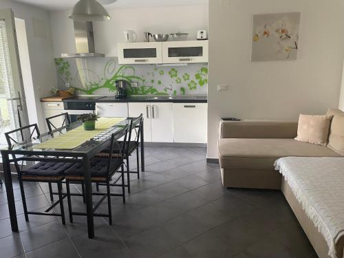 Η κουζίνα ή μικρή κουζίνα στο Apartments Rose in winter