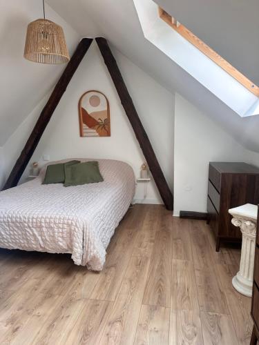 une chambre avec un lit et un parquet dans l'établissement Duplex au cœur Annecy, à Annecy