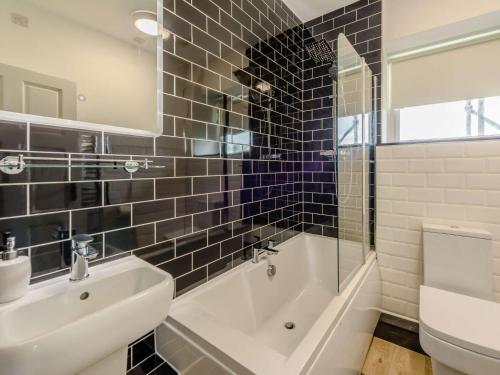 Phòng tắm tại 8 Bed in Clovelly 85428