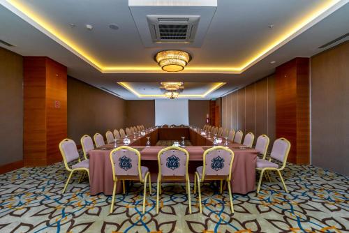 Kawasan bisnes dan/atau bilik persidangan di Commodore Elite Suites & Spa -Adult Only-Ultra All Inclusive
