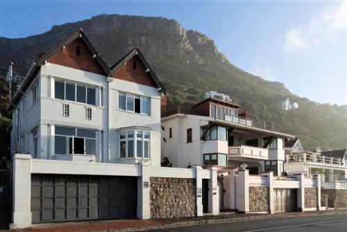 Afbeelding uit fotogalerij van The Quinmatro, with pool and garage in St James