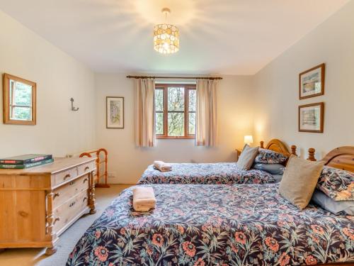 Katil atau katil-katil dalam bilik di 2 Bed in Trefin 94123