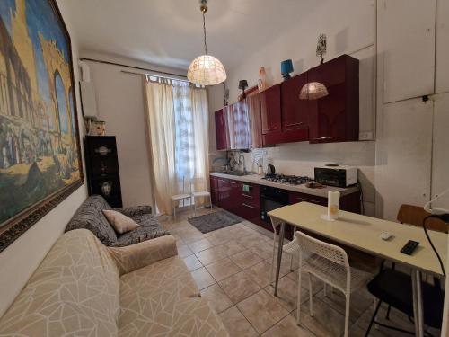 House in the city center-Casa nel centro della città