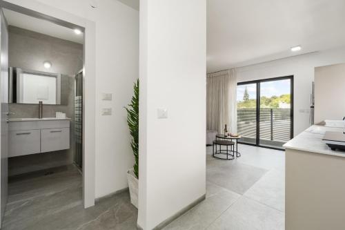 Koupelna v ubytování Gesher Haziv Peaceful Modern Stay by Sea N' Rent