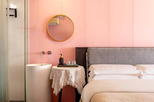 a bedroom with two beds and a mirror at Shenzhen Maancoco Seaview Villa Jiaochangwei Coastline in Dapeng