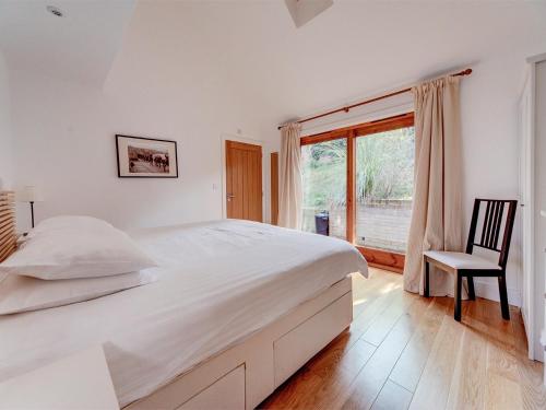 Un dormitorio con una cama y una silla y una ventana. en 2 Bed in Cowes IC018, en Cowes