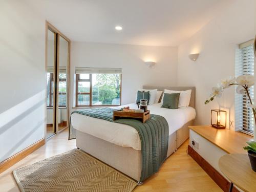 Giường trong phòng chung tại 5 Bed in Durham 94028