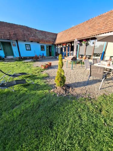 En have udenfor La Sâvulică, punct gastronomic local cu spatii de cazare
