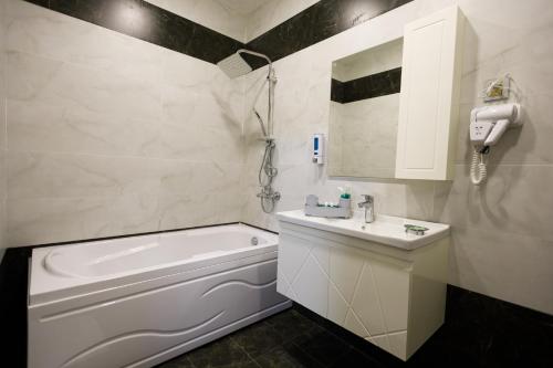 Ένα μπάνιο στο Royal Meridien Hotel