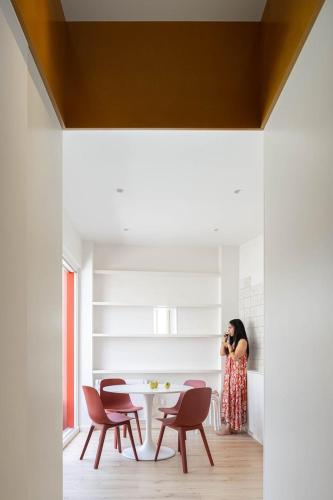 a woman taking a picture of a table and chairs at A'Mar by Alojamento Ideal in Póvoa de Varzim