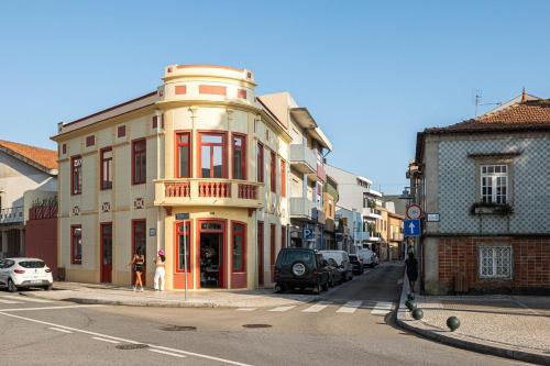 a building on the corner of a city street at A'Mar by Alojamento Ideal in Póvoa de Varzim