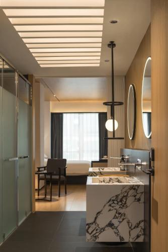 a bathroom with a sink and a counter top at SFEEL设计师酒店Designer Hotel成都都江堰南桥店 in Dujiangyan