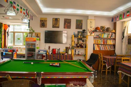 The lounge or bar area at Notting Hill Hostel