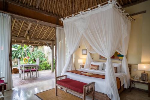 Postel nebo postele na pokoji v ubytování Puri Gangga Resort Ubud
