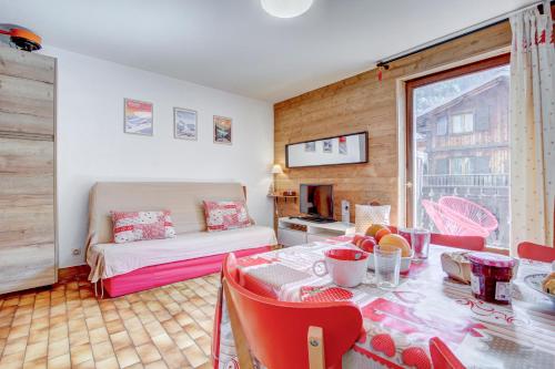 a room with a bed and a table with a dining room at Edelweiss in Morzine