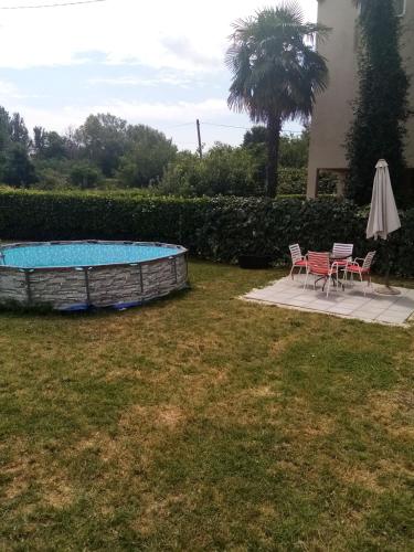 Bazén v ubytování Apartments Suzana nebo v jeho okolí