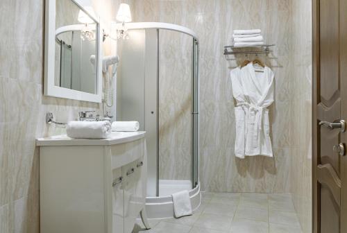 Koupelna v ubytování PecherSky Hotel