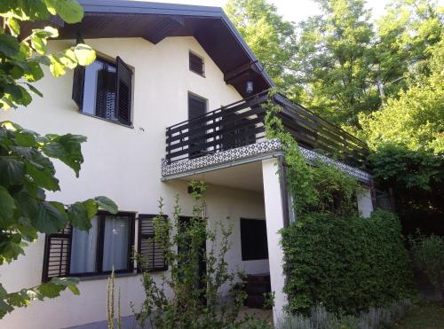 a white house with black windows and ivy at Panta rhei in Razvala