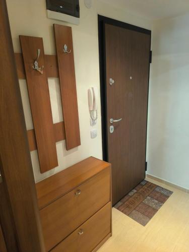 a room with a wooden cabinet and a door at студио КОМФОРТ в центъра на град Сандански in Sandanski