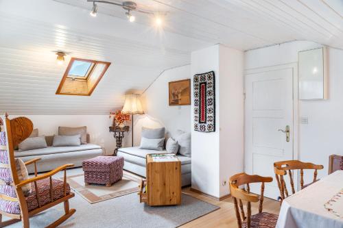 una sala de estar con un sofá y una mesa en Ferienwohnung Haus Greif, en Garmisch-Partenkirchen
