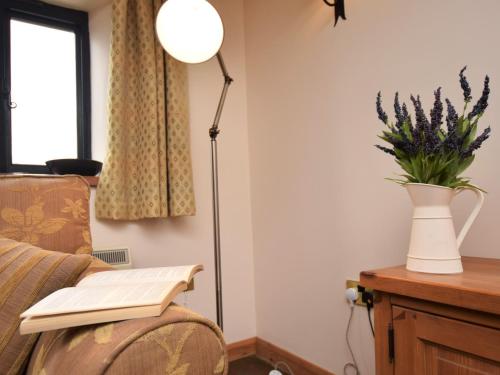 Posezení v ubytování 2 Bed in Bideford HIFOX