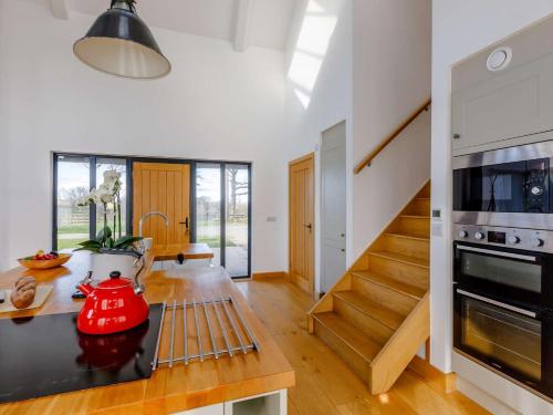 Kuchyň nebo kuchyňský kout v ubytování 3 Bed in Ashreigney 65742