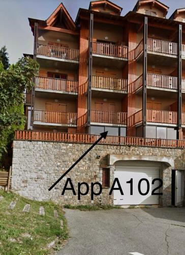 El edificio en el que está el departamento