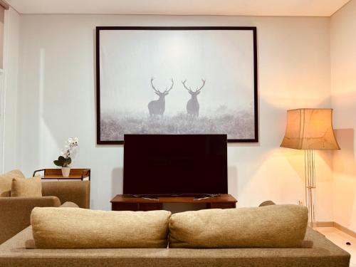 Χώρος καθιστικού στο Cozy 2BR Bintaro Townhouse with Netflix