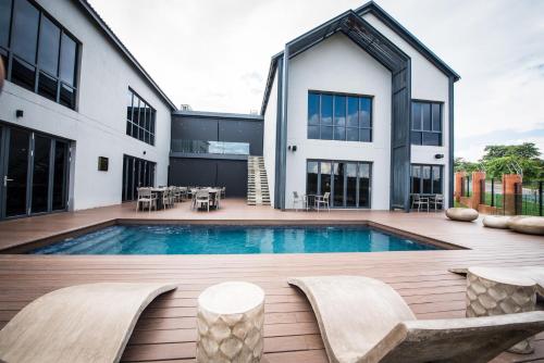 una casa con piscina nel cortile posteriore di Acacia Villas Blue Hills - 3 Bedroom Luxury Villa a Midrand