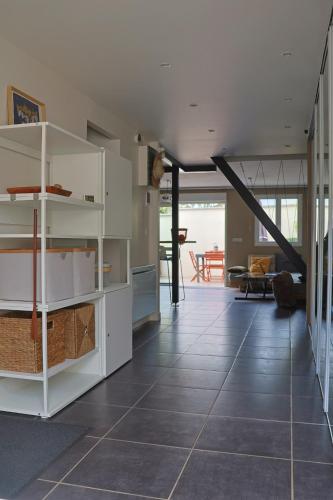 a living room with white cabinets and a tiled floor at Le loft in Villeneuve-Saint-Georges