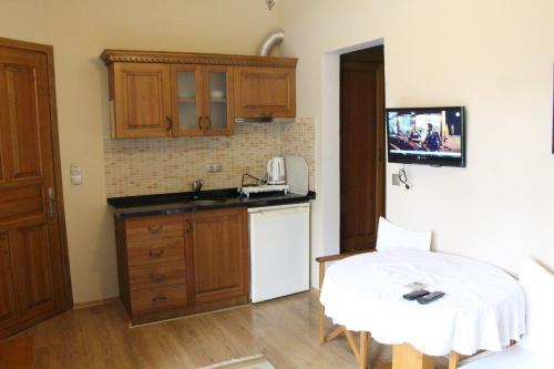 Una cocina con una mesa, un fregadero y una encimera. en Nirvana Hotel, en Göcek