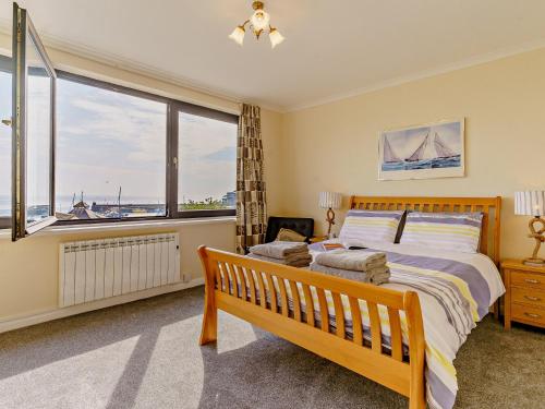 Katil atau katil-katil dalam bilik di 2 Bed in Saundersfoot 74356