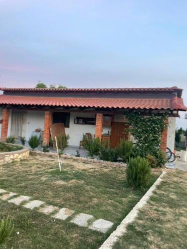 a house with a garden in front of it at Diarla's Home 4 in Darëzeza e Re